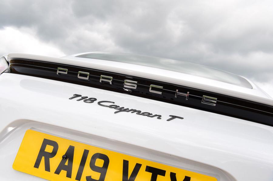 Логотип Porsche 718 Cayman T (982C) 2019 года  (UK) (фото 4 из 40)